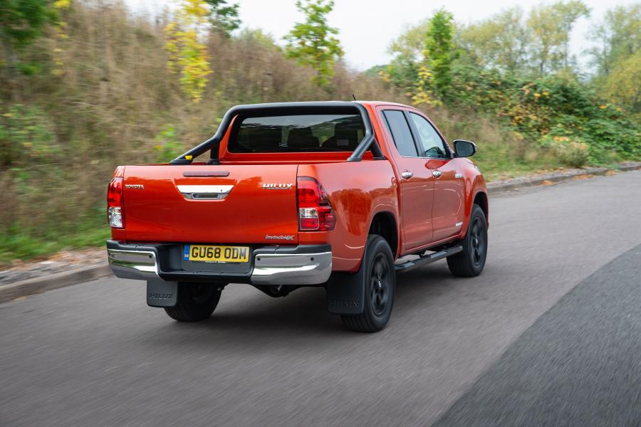  Toyota Hilux Invincible X Double Cab 2018 года  (UK) (фото 18 из 40)